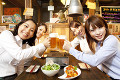 ビールで乾杯する女性達