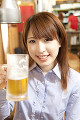 ビールを持って微笑む女性