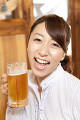 ビールを持って微笑む女性
