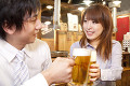 ビールで乾杯するカップル