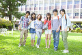 キャンパス内で微笑む大学生