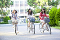 自転車で並走する女子大学生