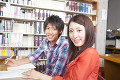 図書館で勉強する大学生