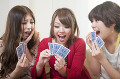 カードゲームをする女性3人