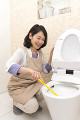 トイレ掃除をするシニア女性
