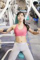 筋力トレーニングをする女性