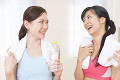 水を飲みながら談笑する女性二人