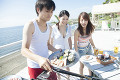 海辺でBBQをする男女
