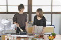 キッチンで一緒に料理をする若いカップル