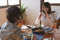 料理を携帯電話で撮影する若いカップル
