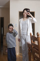目をこするパジャマ姿の母親と男の子