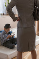 携帯ゲーム機で遊ぶ男の子と仁王立ちの母親