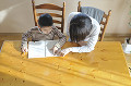 一緒に宿題をする母親と男の子
