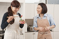 キッチンで料理をする二人の女性