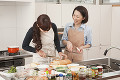 キッチンで料理をする二人の女性