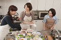 キッチンで料理をする三人の女性