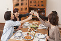 テーブルで乾杯する四人の女性