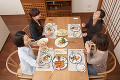 テーブルで食事をする四人の女性