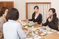テーブルで食事をする四人の女性