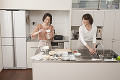 キッチンで菓子作りをする二人の女性