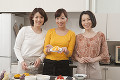 手作りの菓子を持つ笑顔の三人の女性