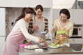 キッチンで弁当作りをする三人の女性