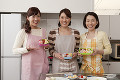 作った弁当を手に持つ笑顔の三人女性