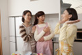 キッチンで噂話をする三人の女性