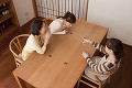 テーブルで談笑する三人の女性