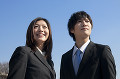 スーツ姿の若い男女の笑顔