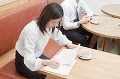 カフェで勉強する若い女性
