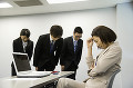 謝る部下３人と頭を抱える女性上司