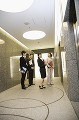 エレベーターホールに立つ男女４人