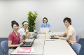 冷却ジェルシートを貼っている男女４人