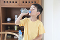 ラムネジュースを飲む男の子