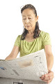 新聞を読むシニア女性