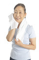 タオルで汗を拭くシニア女性