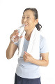 水を飲むシニア女性