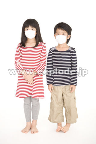 �}�X�N�����ė����Ă���j�̎q�Ə��̎q