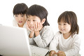 パソコンを笑顔で見ている男の子と女の子