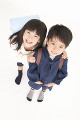 肩に手をかけて立っている男の子と女の子