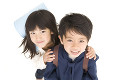 肩に手をかけて立っている男の子と女の子