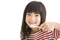 笑顔で歯を磨く女の子