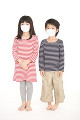 マスクをして立っている男の子と女の子