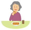 お茶菓子を食べる老人女性