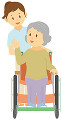 介護士に車いすを押してもらう老人女性