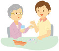 介護士と薬の確認をする老人女性