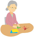 折り紙を折る老人女性