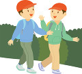 遠足で友達と話しながら歩く小学生男子