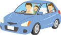 ドライブをする若い夫婦と子供